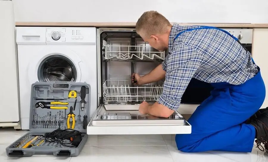 Balçova Hotpoint servisi teknisyen ekibi beyaz eşya tamiri yaparken